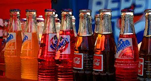 Dunkel Rote Glasflaschen Fanta