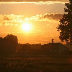 Dorf-Sonnenuntergang-Haeuser