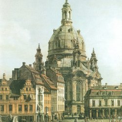 Canaletto-II-Die-Frauenkirche-zwischen-den-buergerlichen-Barockbauten-des-Neumarkts-und-der-Altstaedter-Wache