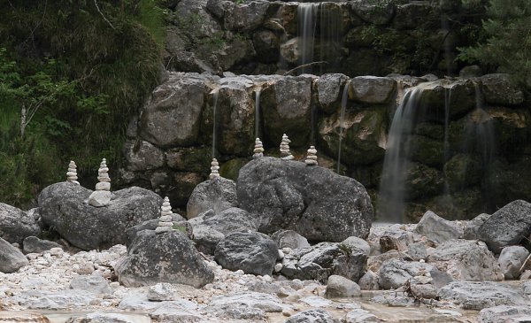Steine am Wasserfall Wandbild