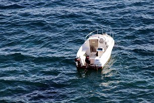 Weisses Fischerboot Wandbild