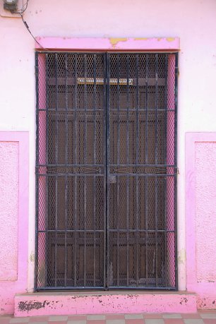 Tuer an rosarotem Haus Wandbild