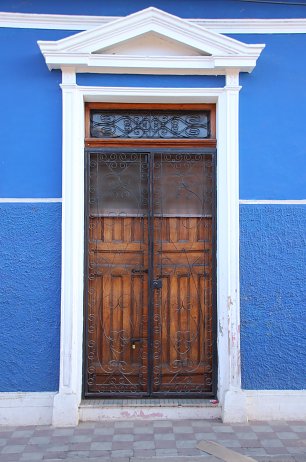 Weiss blaues Haus mit brauner Tuer Wandbild