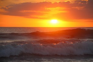 Wellen im Sonnenuntergang Wandbild