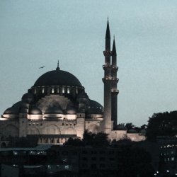Moschee-unter-Grauem-Himmel