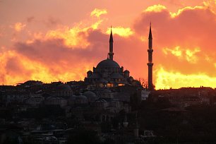 Moschee unter dramatischem Himmel Wandbild
