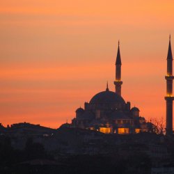 Roter-Himmel-mit-Moschee