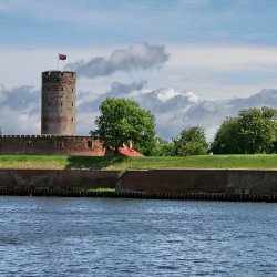 Burgturm-Meer-Kueste