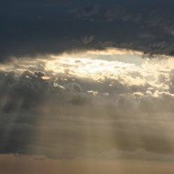 Lichstrahlen-Himmel-Wolken