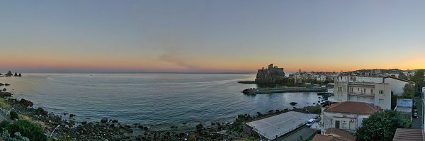 Aci Castello in der Daemmerung