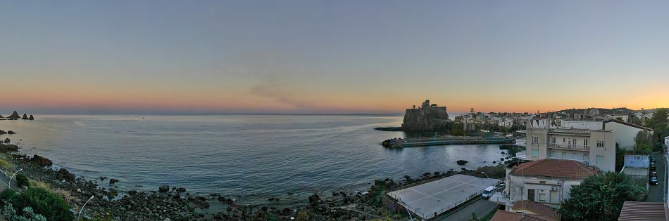 Aci Castello in der Daemmerung Wandbild