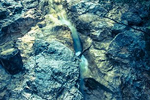 Felswand mit Wasserfall Wandbild