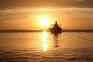 Boot im Sonnenuntergang Wandbild