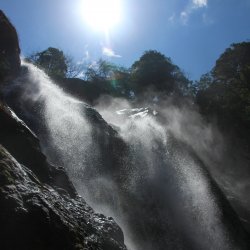 Atemberaubender-Wasserfall