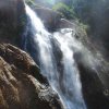 Felsen-mit-Wasserfall
