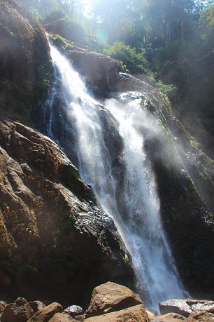 Felsen mit Wasserfall Wandbild