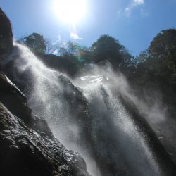 Rauschender-Wasserfall