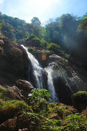 Strahlender Wasserfall Wandbild