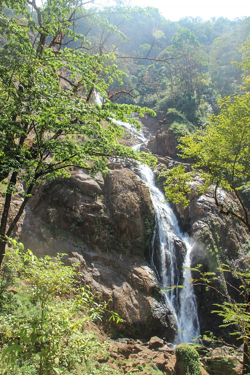 Wasserfall am Bergfels Wandbild