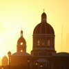 Kirche-in-goldenem-Licht