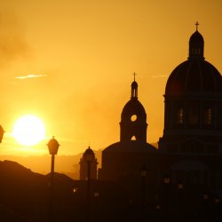 Kuppeln-vor-goldenem-Himmel