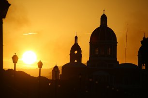 Kuppeln vor goldenem Himmel Wandbild