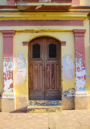 Buntes verfallendes Haus Wandbild