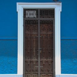 Eingang-in-blaues-Haus