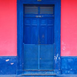 Haus-in-blau-pink