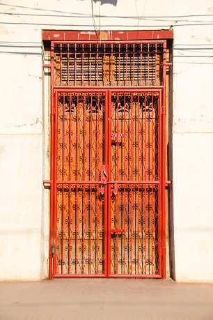 Rotes Gitter mit Ornamenten Wandbild