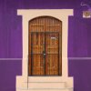 Tuer-an-violettem-Haus