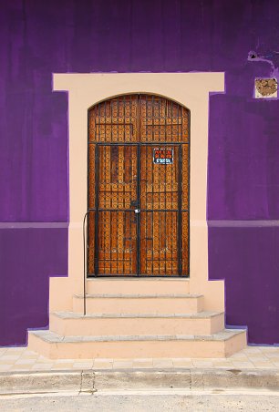 Tuer an violettem Haus Wandbild