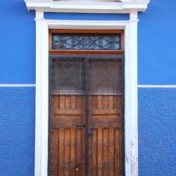 Weiss-blaues-Haus-mit-brauner-Tuer