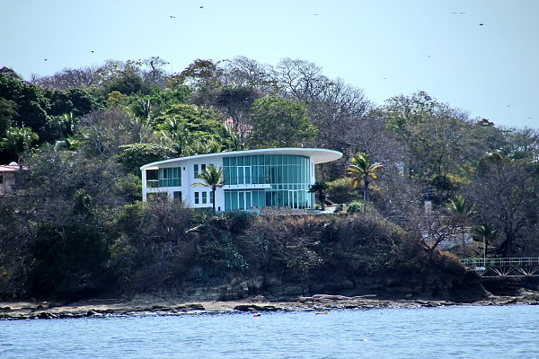 Moderne Villa am Meer Wandbild