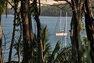 Segelyacht bei Perleninseln_2 Wandbild