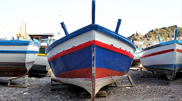 Fischerboote am Ufer Wandbild