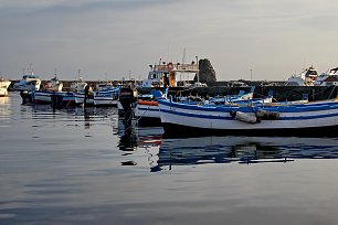 Fischerboote im Hafen Wandbild
