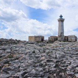 Graue-Wueste-mit-Leuchtturm