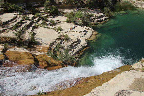 Idyllischer Wasserfall Wandbild