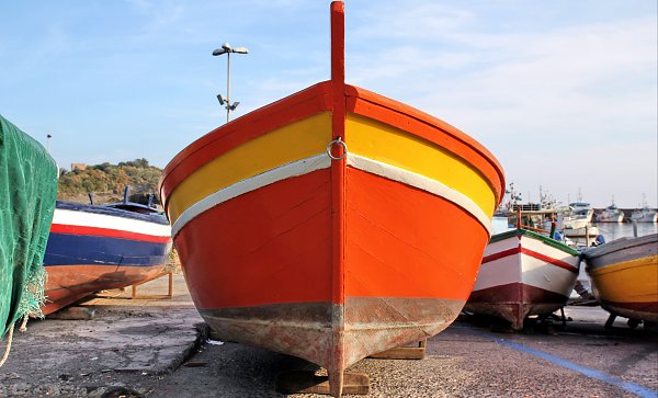 Rotes Fischerboot Wandbild