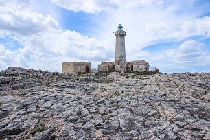 Steinige Landschaft mit Leuchtturm Wandbild