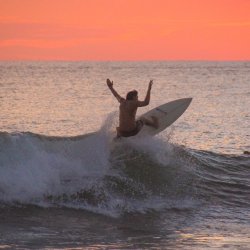 Arme-hoch-beim-Surfen