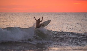 Arme hoch beim Surfen Wandbild