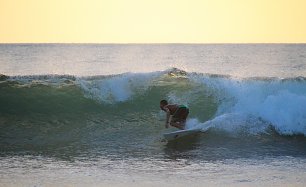 Profisurfer in brechender Welle Wandbild