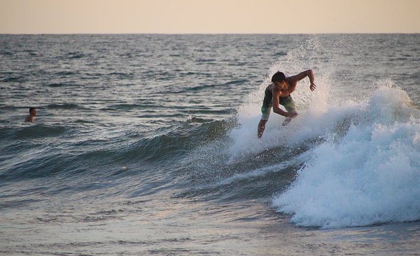 Sportlicher Surfer Wandbild