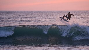 Sprung mit dem Surfbrett_2 Wandbild