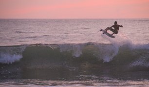 Sprung mit dem Surfbrett Wandbild