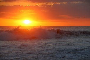 Surfen bei Sonnenuntergang Wandbild