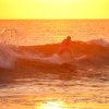 Surfer-auf-kleiner-Welle