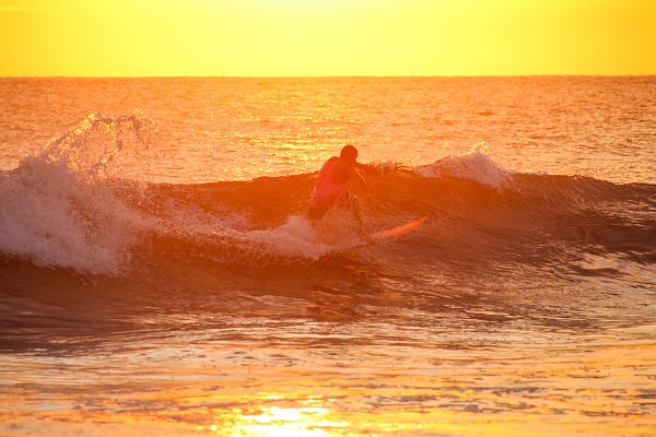 Surfer auf kleiner Welle Wandbild